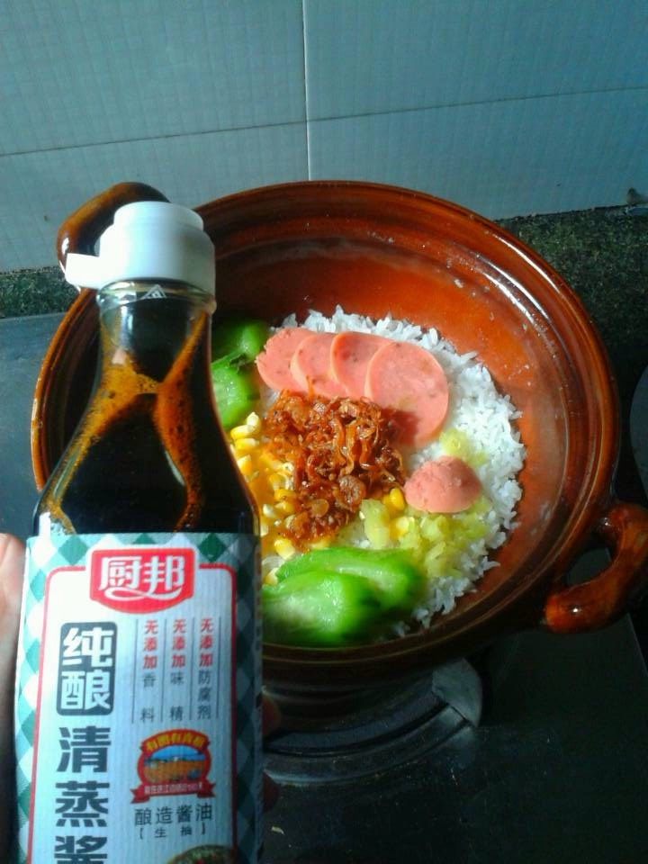 海鲜酱煲仔饭,如图。煮好不要马上打开。过三分钟左右再打开。然后滴入几滴酱油。
