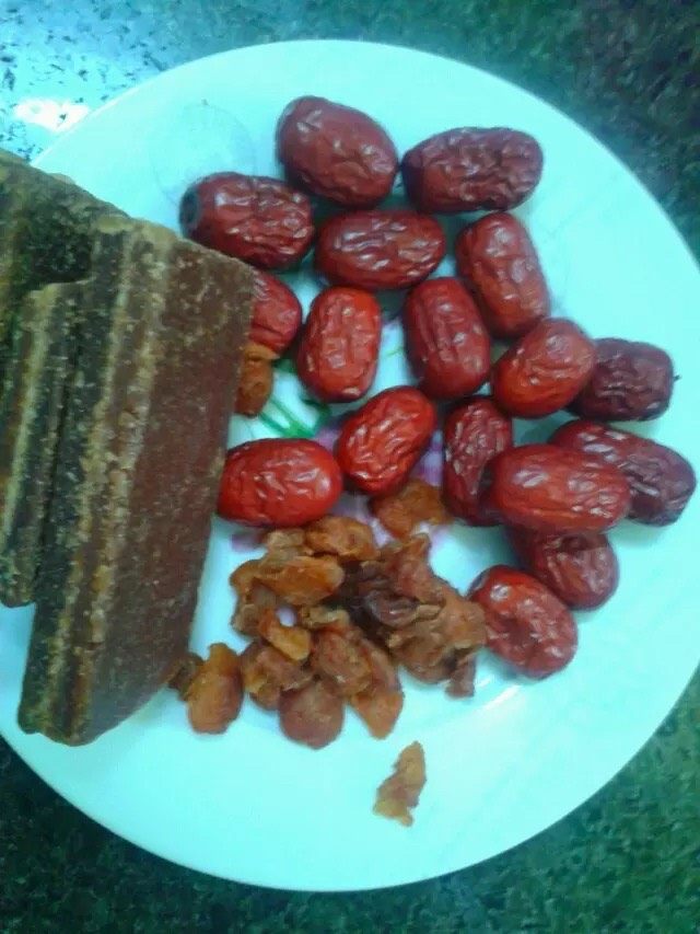 红糖红枣桂圆膏,如图。准备好材料
