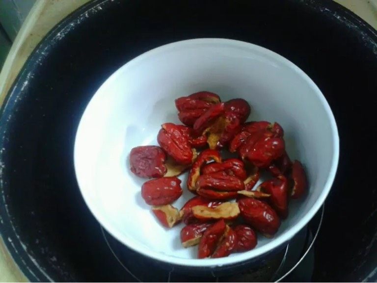 红糖红枣桂圆膏,如图。<a style='color:red;display:inline-block;' href='/shicai/ 2470'>红枣</a>去核。上锅里蒸10分钟