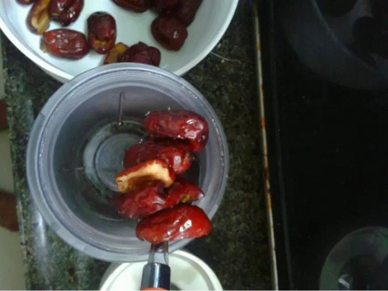 红糖红枣桂圆膏,如图。入料理机打碎