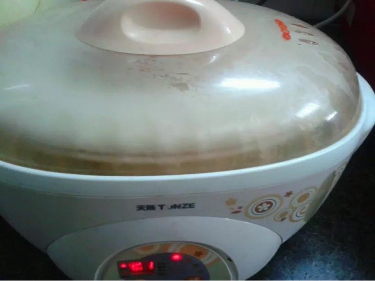 红糖红枣桂圆膏,如图 就这样隔水炖3小时