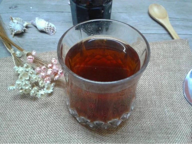 红糖红枣桂圆膏,如图。吃的时候拿一到两勺兑水喝。美容养颜