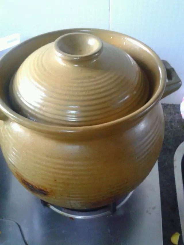 莲子红枣骨头汤,如图。加五倍的水。大火煮开转小火再熬30分钟