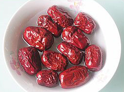 海参大枣藜麦汤,<a style='color:red;display:inline-block;' href='/shicai/ 99094'>和田大枣</a>清洗干净,温水浸泡半个小时；