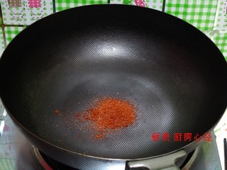 虾子烧海参,锅中不放油，最小火倒入<a style='color:red;display:inline-block;' href='/shicai/ 286'>虾子</a>，反复煸炒，直到<a style='color:red;display:inline-block;' href='/shicai/ 286'>虾子</a>煸干水分，去除腥味，盛出备用。