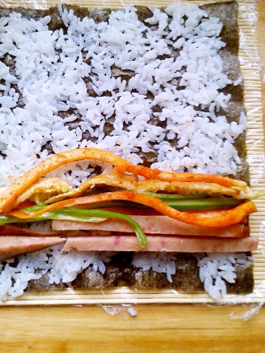 紫菜包饭—稻花香米,将准备好的材料,从一边摆好。