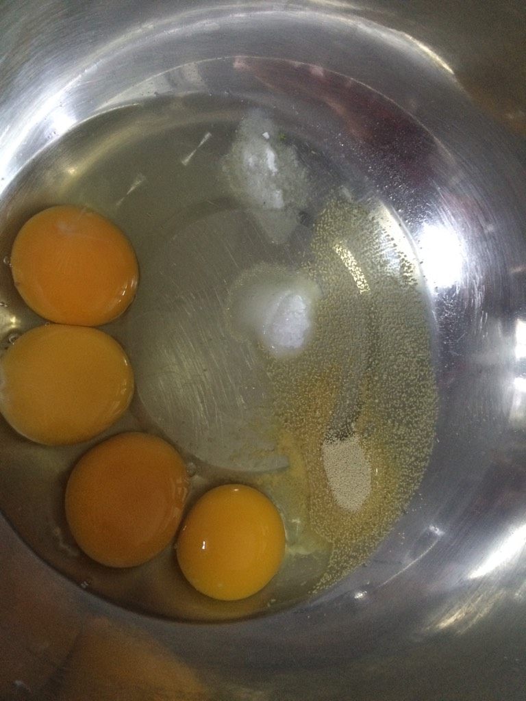 麻花（甜版）,如图<a style='color:red;display:inline-block;' href='/shicai/ 9'>鸡蛋</a>、酵母粉、<a style='color:red;display:inline-block;' href='/shicai/ 749'>白矾</a>、盐，<a style='color:red;display:inline-block;' href='/shicai/ 3729'>白糖</a>搅拌均匀（<a style='color:red;display:inline-block;' href='/shicai/ 219'>牛奶</a>加热到50度）就是温热就可以了