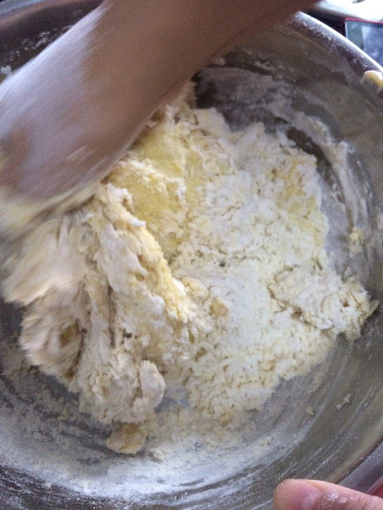 麻花（甜版）,如图面粉加入之前蛋液里然后慢慢加牛奶开始揉面，（期间把芝士奶酪片撕成小块加进入揉成面团）