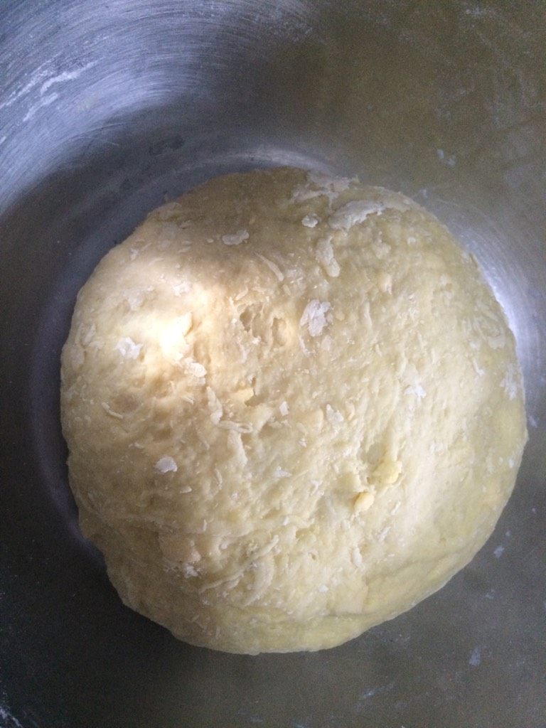 麻花（甜版）,如图揉好的面团就是这样（盖上联席开始发酵）如果天气冷建议裹上被子帮助发酵