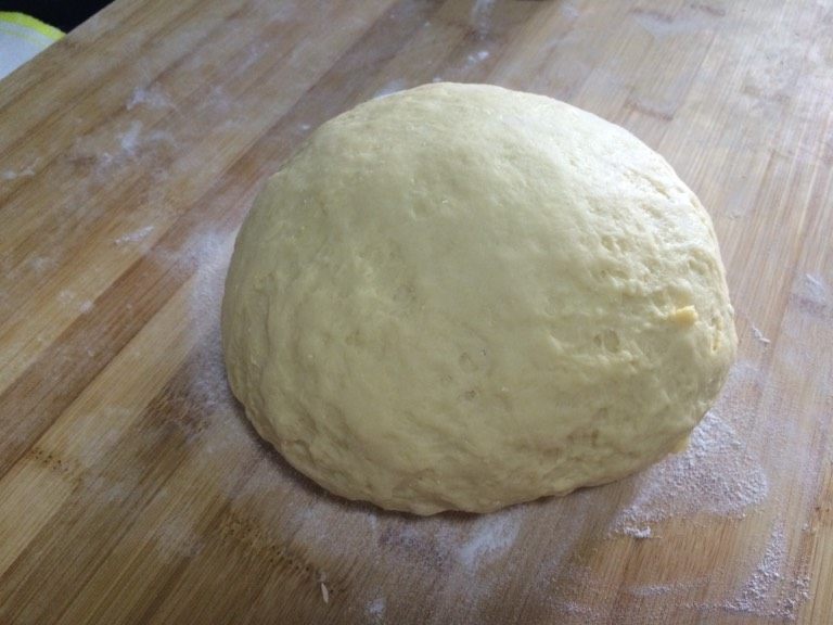 麻花（甜版）,如图放在案板上撒点面粉继续揉面