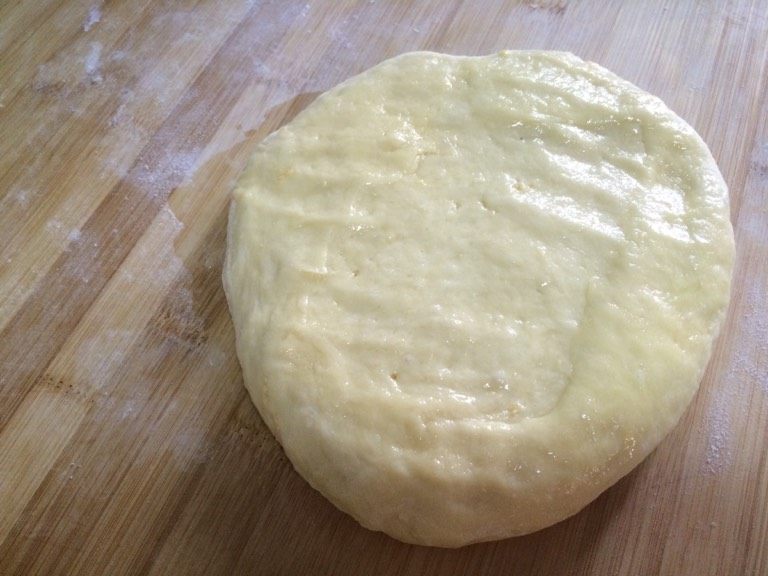 麻花（甜版）,如图大面团上切一块面然后压成椭圆并两面涂上油开始杆成饼状备用