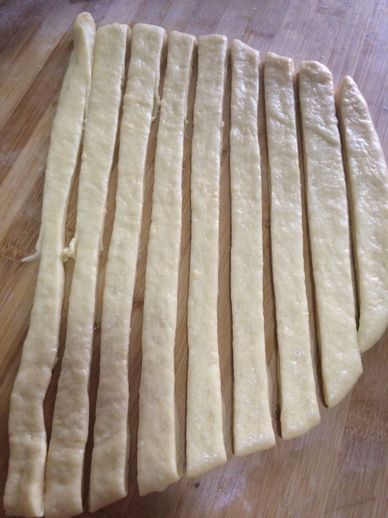 麻花（甜版）,如图把薄饼切成条