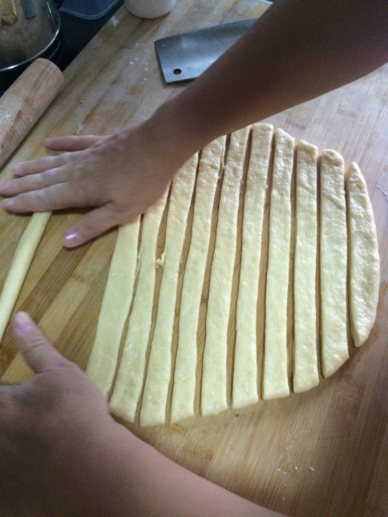 麻花（甜版）,如图把条搓成小细圆条