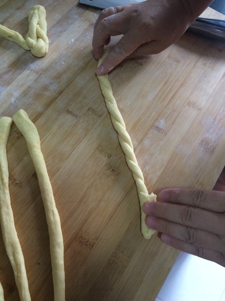 麻花（甜版）,如图左右手分别反方向搓小细圆条（边搓边拉长）