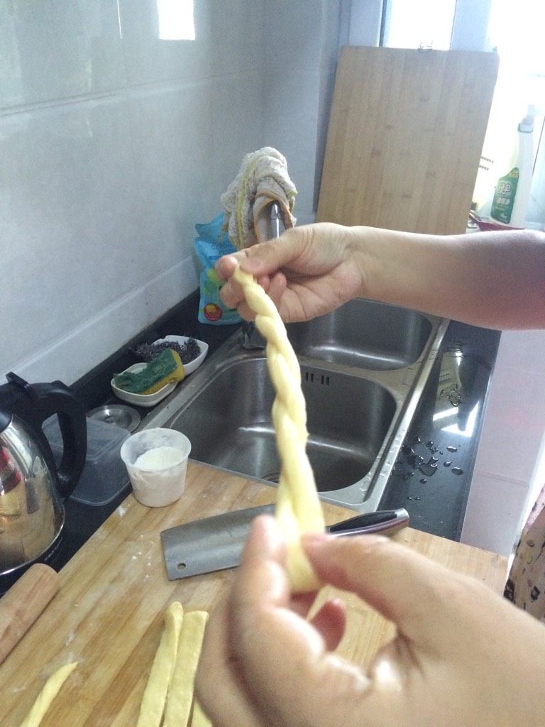 麻花（甜版）,如图两头对折也是反方向拧、再对折反向拧然后把分开的头塞进圆扣的那一边