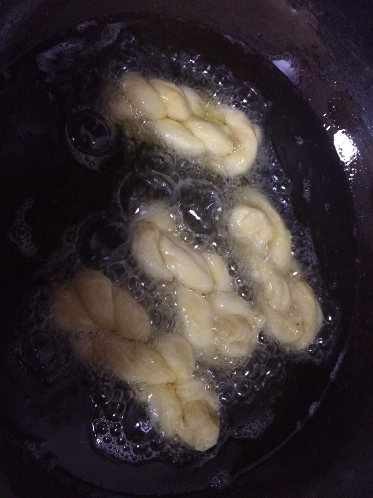 麻花（甜版）,如图入油锅炸（油锅热后变中小火炸麻花）