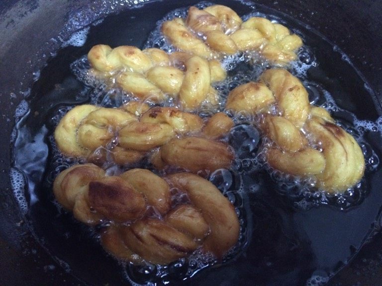 麻花（甜版）,如图炸至两面金黄并且浮起来了就是好了