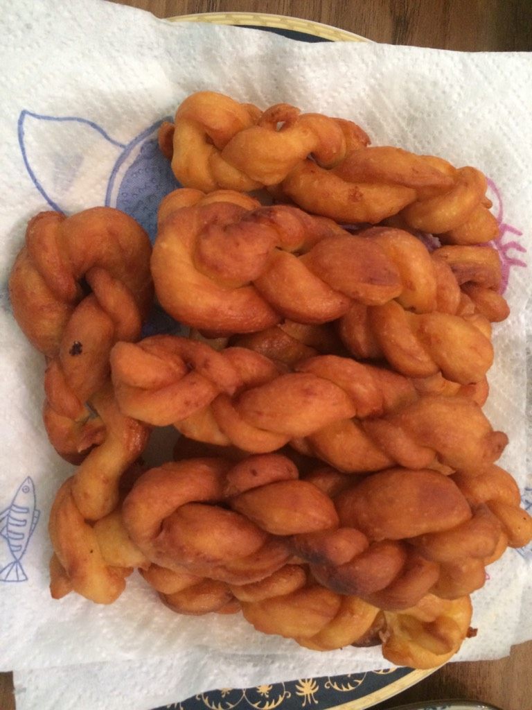 麻花（甜版）,如图装盘用厨房纸吸干油份