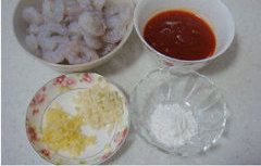 三味虾球盏,虾仁背部划一刀,用厨房纸将虾仁表面的水分吸干,加入少许盐拌匀后放置一边备用