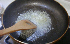 三味虾球盏,大火热锅,倒入植物油,将生姜末和<a style='color:red;display:inline-block;' href='/shicai/ 6559'>蒜蓉</a>倒入煸炒至香