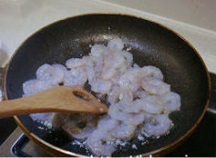 三味虾球盏,倒入虾仁翻炒