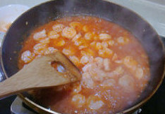 三味虾球盏,倒入适量<a style='color:red;display:inline-block;' href='/shicai/ 845'>高汤</a>,继续翻炒约3分钟