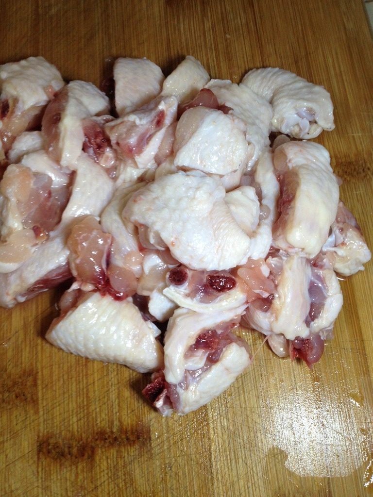 咖喱鸡肉饭,<a style='color:red;display:inline-block;' href='/shicai/ 96'>鸡翅</a>剁块备用