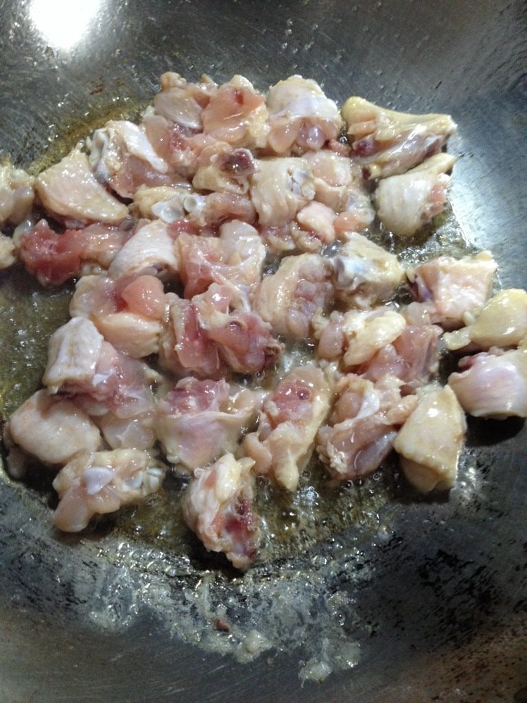 咖喱鸡肉饭,热锅倒油，放入鸡翅翻炒