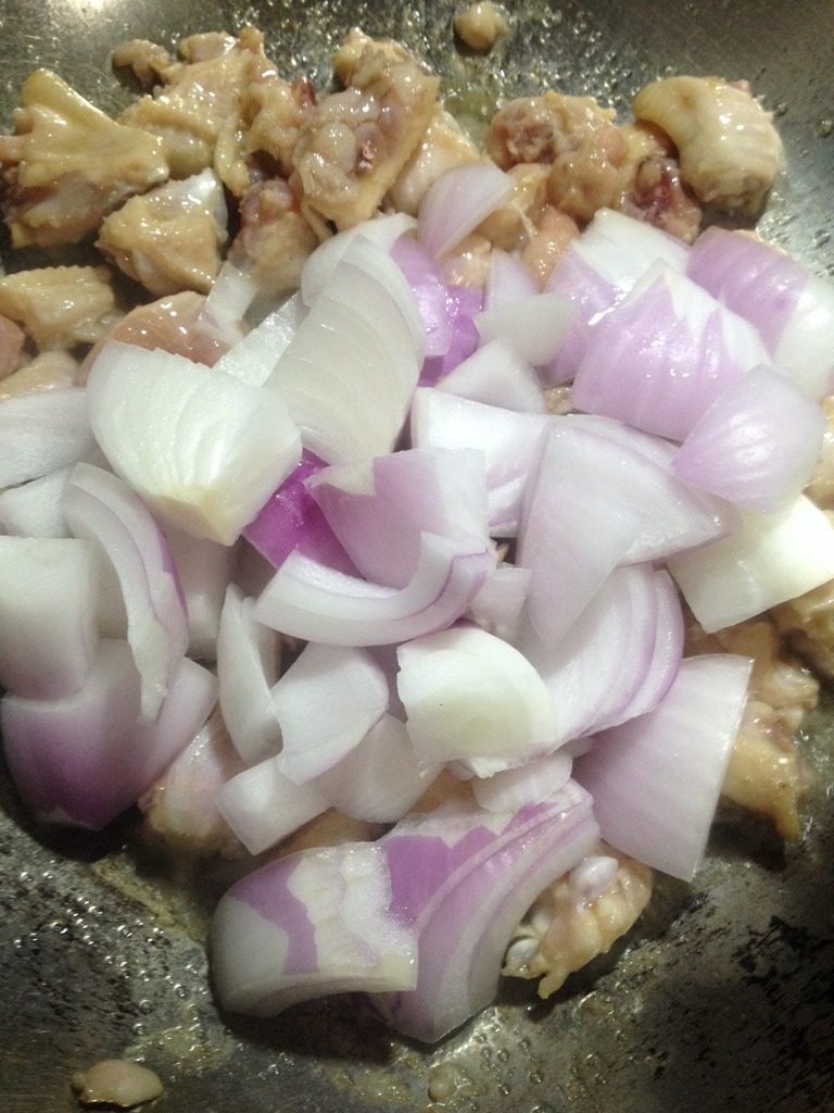 咖喱鸡肉饭,鸡翅变色后放入洋葱翻炒