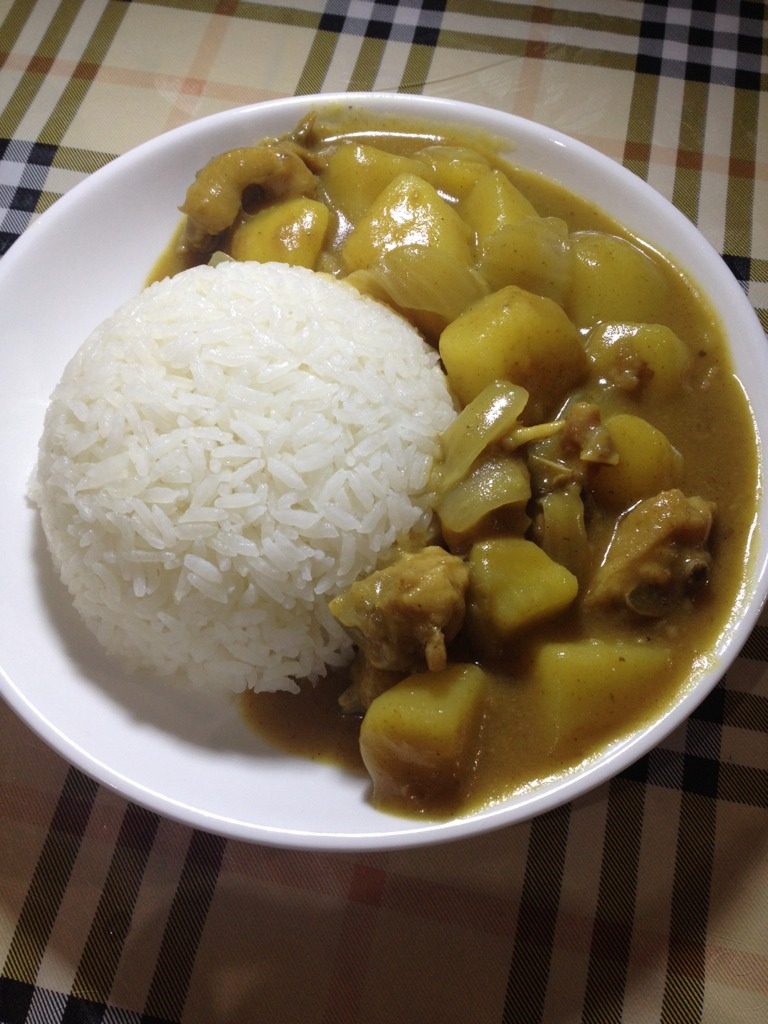 咖喱鸡肉饭,盛一碗米饭，倒扣放入盘中，然后加入咖喱，即是美味的咖喱饭了