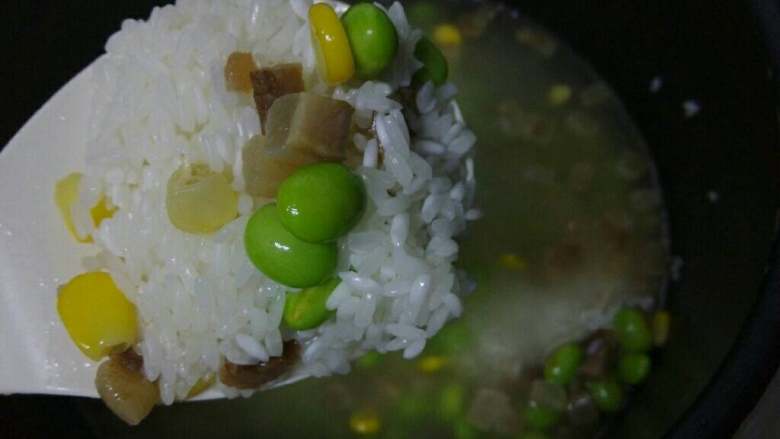 青豆腊肉焖饭,按煮饭键开始煮饭喽～