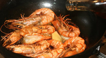 虾油焖大虾,倒入<a style='color:red;display:inline-block;' href='/shicai/ 894'>黄酒</a>后立即加上锅盖焖十几秒,让酒气在锅内蒸发,能更好的去掉虾的腥味。
