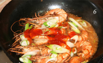 虾油焖大虾,加入<a style='color:red;display:inline-block;' href='/shicai/ 699'>番茄酱</a>、少许清水，<a style='color:red;display:inline-block;' href='/shicai/ 10588'>糖</a>、盐。