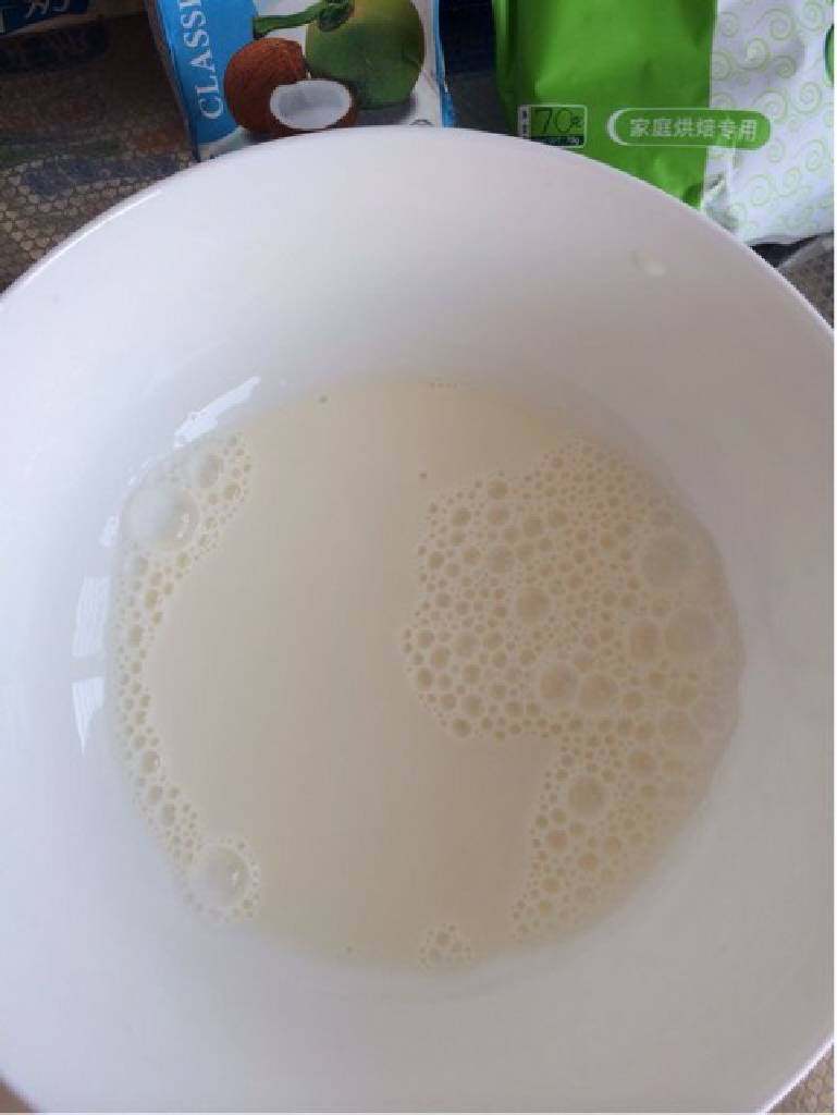 牛奶椰方块,这是搅拌好的状态,把这个玉米淀粉糊先放一边