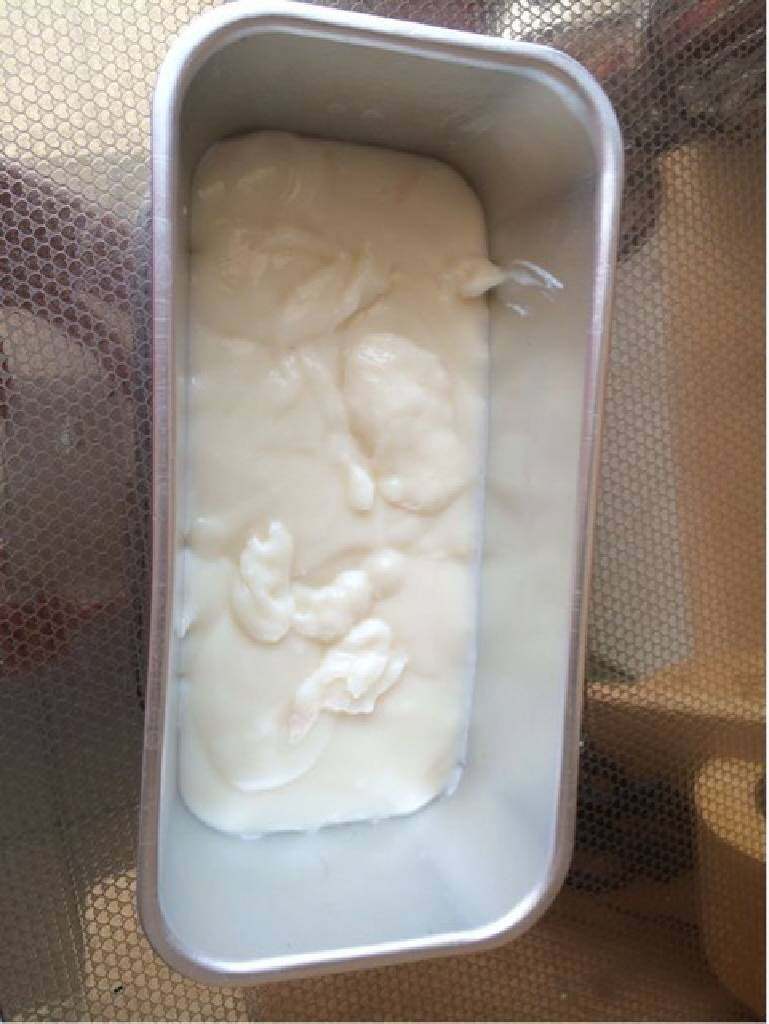 牛奶椰方块,倒进已经铺好椰蓉的模具里,室温晾凉,然后盖上一层保鲜膜冷藏
