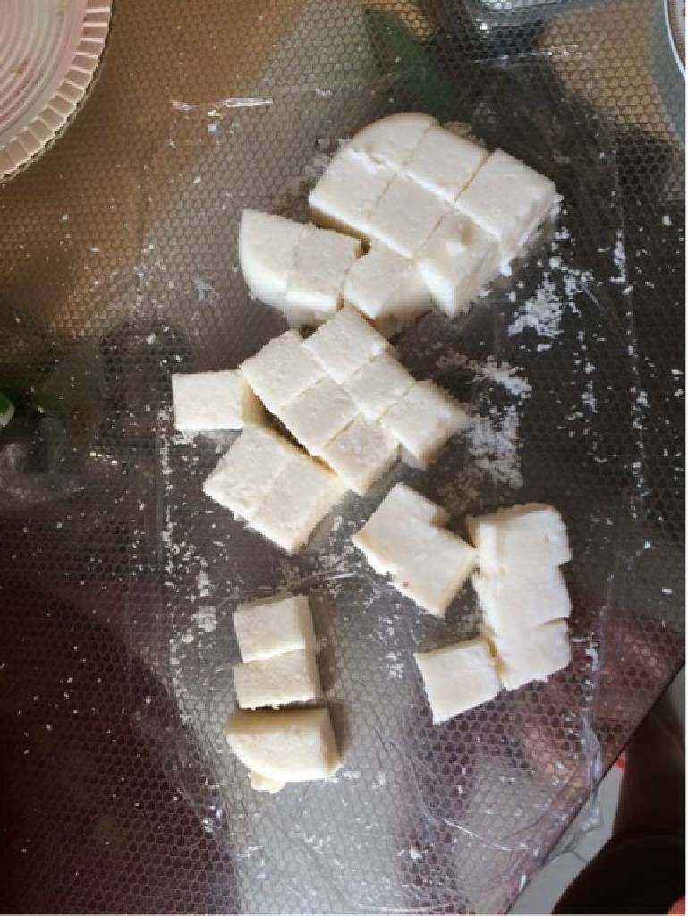 牛奶椰方块,切成小块,再倒点椰蓉,均匀的裹上即可,一口一个超级好吃噢