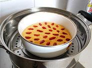 南瓜枸杞子发糕,待面糊发酵完成后,洗几颗<a style='color:red;display:inline-block;' href='/shicai/ 142822'>枸杞子</a>码放在面糊表面,盖上保鲜膜大火上汽后转中火蒸25分钟,关火后再焖5分钟即可出锅。