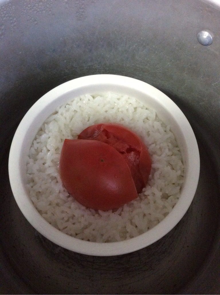 一只番茄饭 ,关火熄气片刻，打开锅盖，米饭和番茄已熟透.