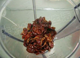枣皮渣渣馒头,将去核的红枣放在搅拌机中，放少量<a style='color:red;display:inline-block;' href='/shicai/ 156925'>水</a>，<a style='color:red;display:inline-block;' href='/shicai/ 156925'>水</a>量不要多，只要可以让搅拌机顺利搅打即可