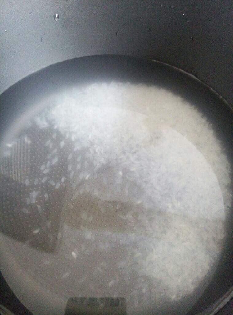 银耳红枣粥,大米洗净放电饭煲里加适量水