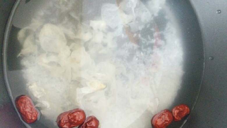 银耳红枣粥,泡发好的银耳撕成小朵放入