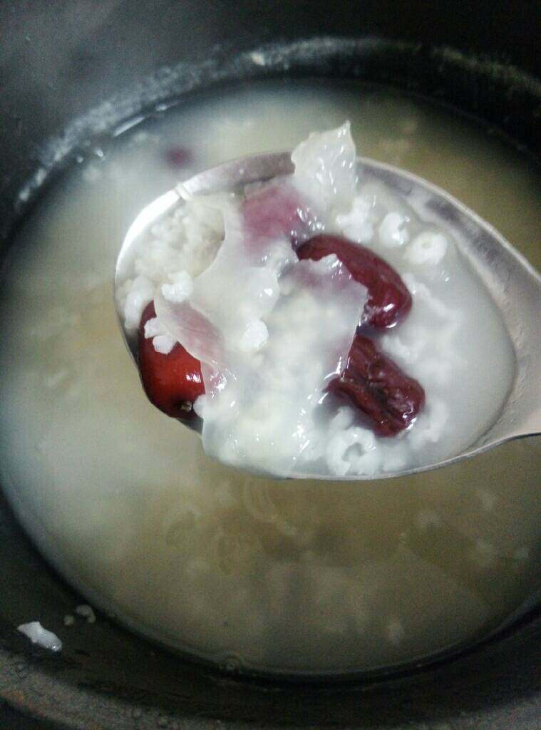 银耳红枣粥,水开后炖煮半小时左右即可（浓浓的米油，加上银耳的胶原蛋白，美容养颜）