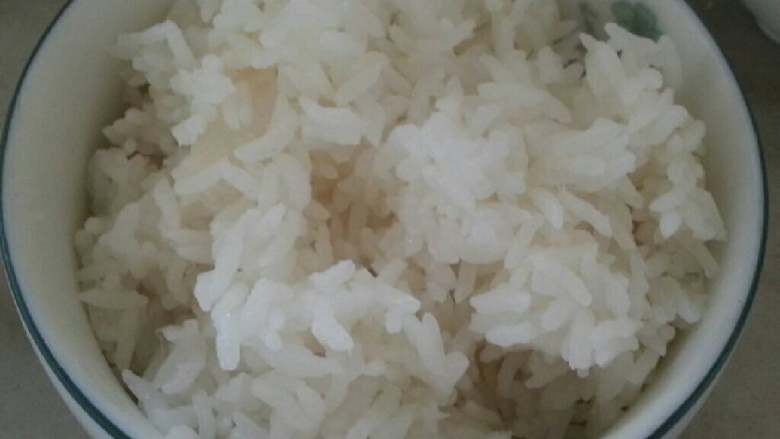 五常米蛋炒饭,打开盖闻到股香味那时饭好了!