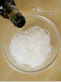 什锦素炒米线,米粉中加入1汤匙<a style='color:red;display:inline-block;' href='/shicai/ 851'>橄榄油</a>,充分抓匀;