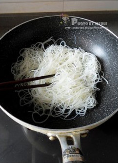 什锦素炒米线,锅烧热,加少许油,油烧热后放入米粉,迅速用筷子划散;