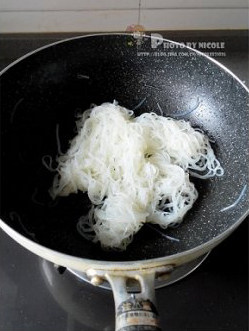 什锦素炒米线,炒至米粉微微发黄,盛出待用;