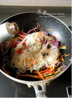 什锦素炒米线,根据个人口味加入适量<a style='color:red;display:inline-block;' href='/shicai/ 788'>生抽</a>;