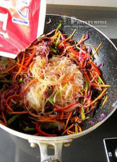 什锦素炒米线,最后加入少许大喜大牛肉粉,炒匀即可。