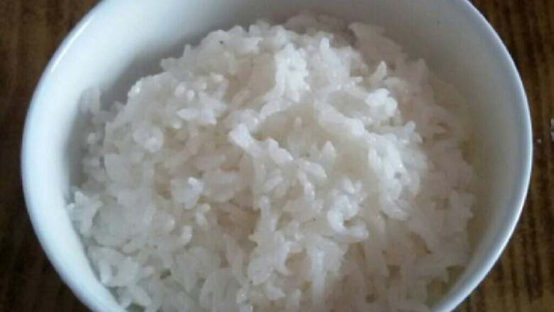 玉米火腿炒饭,准备 良心农人稻花香<a style='color:red;display:inline-block;' href='/shicai/ 507'>米饭</a>一碗