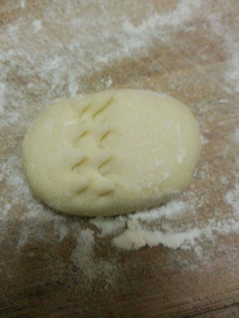 刺猬包子,在取出小块面,揉成团用剪刀在面上剪出 如果